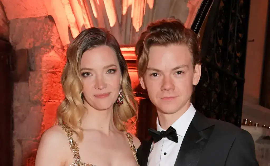 Thomas Brodie-Sangster e Talulah Riley em evento público demonstrando cumplicidade e felicidade como casal