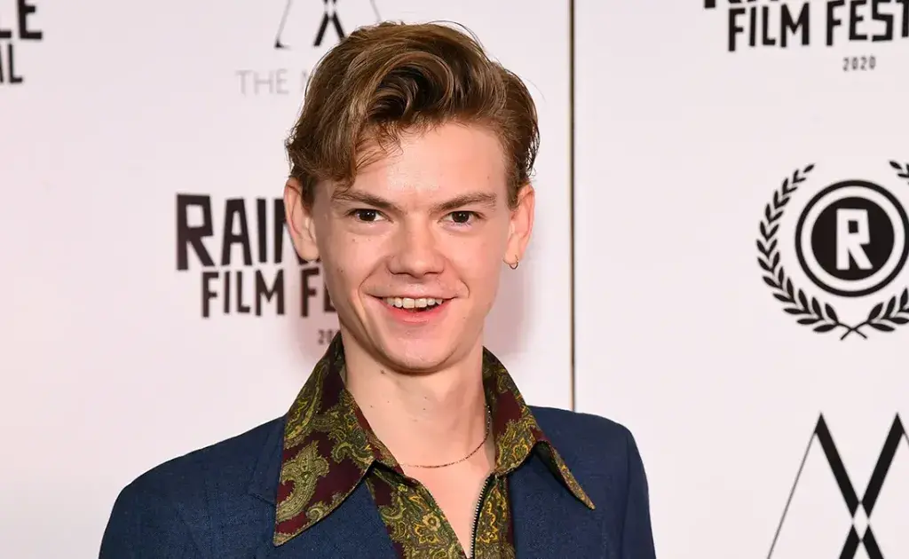 Thomas Brodie-Sangster em eventos de premiação ao longo de sua carreira