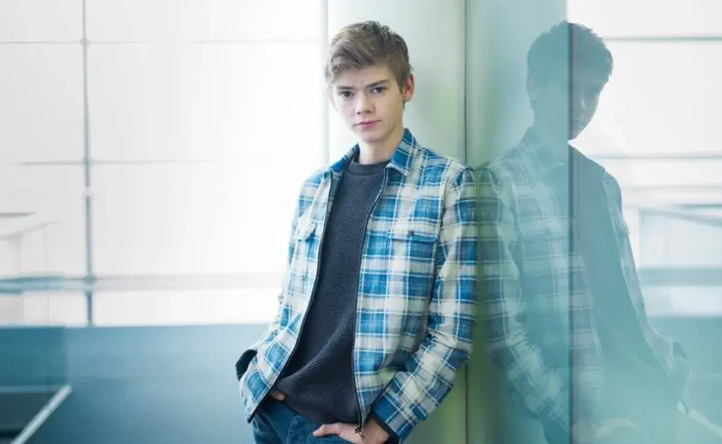 Thomas Brodie-Sangster em momento casual 