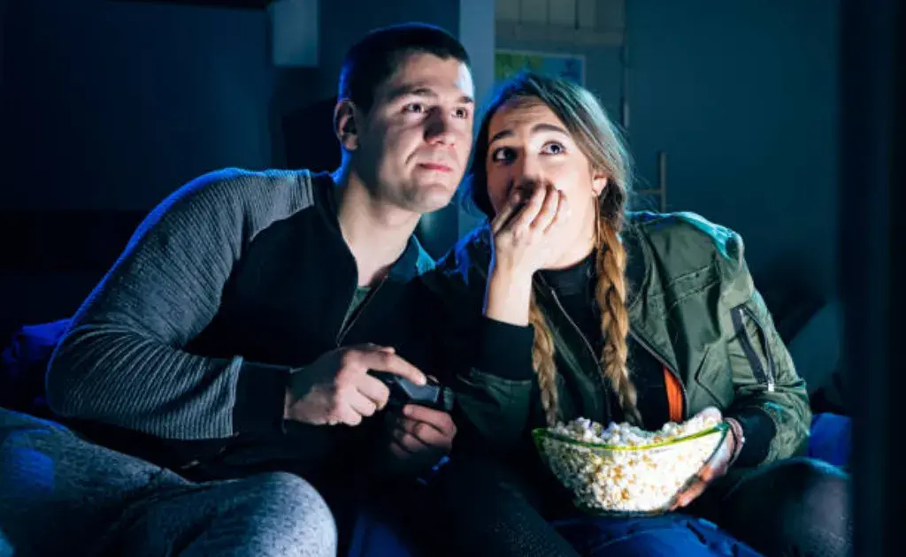 7 Filmes que Você Nunca Deveria Assistir Sozinho à Noite
