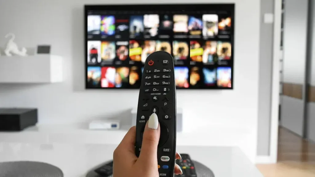 Controle remoto em frente a uma tela de streaming
